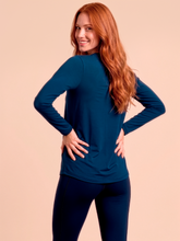 Carregar imagem no visualizador da galeria, Model Back: Uv Line Rash Guard Longsleeve Uvpro Fem Cobalt Upf50+
