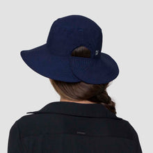 Carregar imagem no visualizador da galeria, Model Back: Uv Line Bucket Hat Hat California Nac Fem Navy Blue Upf50+
