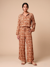 Carregar imagem no visualizador da galeria, Model Front: Uv Line Beach Trousers Pants Meia Lua Tie Dye Pitanga Upf50+
