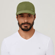 Carregar imagem no visualizador da galeria, Model Front: Uv Line Caps Cap Uv Pro Masc Green Militar Upf50+
