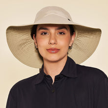 Carregar imagem no visualizador da galeria, Model Front: Uv Line Floppy Hat San Diego Areia Kaki Upf50+
