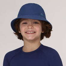 Carregar imagem no visualizador da galeria, Model Front: Uv Line Bucket Hat Hat Basic Kids Inf Navy Blue Upf50+
