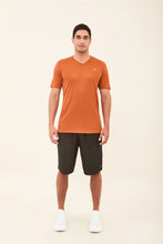 Carregar imagem no visualizador da galeria, Model Front: Uv Line T-Shirt For Men T-Shirt Sport Fit Caramelo Upf50+
