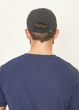 Carregar imagem no visualizador da galeria, Model Back: Uv Line Caps Cap Uv Pro Masc Black Upf50+
