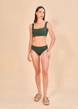 Carregar imagem no visualizador da galeria, Model Front: Uv Line Set Set Fit Color Green Cactus Upf50+
