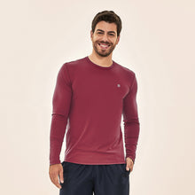 Carregar imagem no visualizador da galeria, Model Front: Uv Line Rash Guard Longsleeve Uvpro Masc Vermelho Queimado Upf50+
