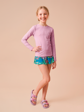 Carregar imagem no visualizador da galeria, Model Front: Uv Line Rash Guard Longsleeve Uvpro Kids Rose Upf50+
