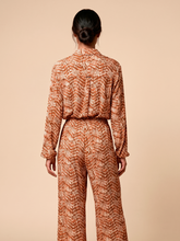 Carregar imagem no visualizador da galeria, Model Back: Uv Line Beach Trousers Pants Meia Lua Tie Dye Pitanga Upf50+
