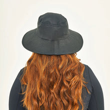 Carregar imagem no visualizador da galeria, Model Back: Uv Line Floppy Hat Hat Lyon Nac L Fem Black Upf50+
