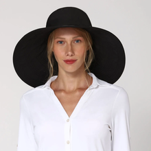 Carregar imagem no visualizador da galeria, Model Front: Uv Line Floppy Hat Beverly Hills Preto Upf50+
