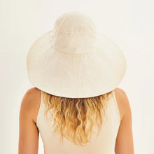Carregar imagem no visualizador da galeria, Model Back: Uv Line Floppy Hat Beverly Hills Areia Upf50+
