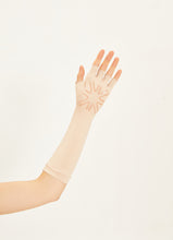 Carregar imagem no visualizador da galeria, Model Back: Uv Line Glove Luva Longa Uni Bege
