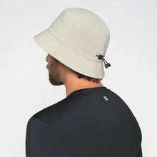 Carregar imagem no visualizador da galeria, Model Back: Uv Line Bucket Hat Hat Toronto Colors Masc Sand Upf50+
