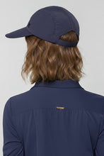 Carregar imagem no visualizador da galeria, Model Back: Uv Line Caps Visor Capri Colors Nac Fem Navy Blue Upf50+
