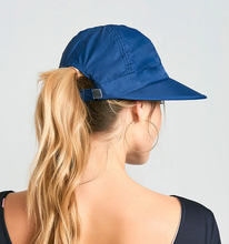 Carregar imagem no visualizador da galeria, Model Back: Uv Line Caps Visor Nice Fem Navy Blue Upf50+
