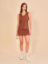 Carregar imagem no visualizador da galeria, Model Front: Uv Line Fitness Top Regata Sport Color Fem Marrom Upf50+
