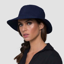 Carregar imagem no visualizador da galeria, Model Front: Uv Line Bucket Hat Hat California Nac Fem Navy Blue Upf50+
