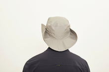 Carregar imagem no visualizador da galeria, Model Back: Uv Line Floppy Hat Hat Safari L Masc Sand Upf50+
