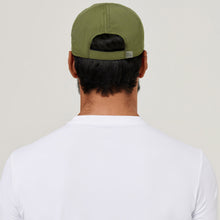 Carregar imagem no visualizador da galeria, Model Back: Uv Line Caps Cap Uv Pro Masc Green Militar Upf50+
