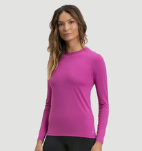 Carregar imagem no visualizador da galeria, Model Front: Uv Line Rash Guard Longsleeve Uvpro Fem Pink Upf50+
