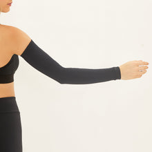Carregar imagem no visualizador da galeria, Model Back: Uv Line Glove Long Sleeve Uni Black Upf50+
