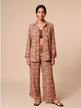Carregar imagem no visualizador da galeria, Model Front: Uv Line Shirtdress Shirt Vitoria Tie Dye Pitanga Upf50+
