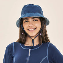 Carregar imagem no visualizador da galeria, Model Front: Uv Line Bucket Hat Basic Kids Maringo Azul Ceu Upf50+
