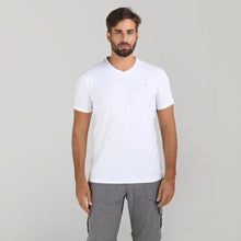 Carregar imagem no visualizador da galeria, Model Front: Uv Line Fitness Top Sport Fit Mas Branco Upf50+
