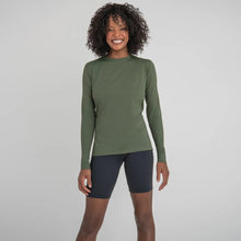 Carregar imagem no visualizador da galeria, Model Front: Uv Line Rash Guard Longsleeve Uvpro Fem Verde Militar Upf50+
