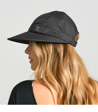 Carregar imagem no visualizador da galeria, Model Back: Uv Line Caps Visor Nice Fem Black Upf50+
