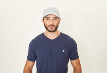 Carregar imagem no visualizador da galeria, Model Front: Uv Line Caps Cap Uv Pro Masc Grey Upf50+
