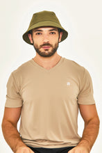 Carregar imagem no visualizador da galeria, Model Front: Uv Line Bucket Hat Hat Toronto Colors Masc Military Green Upf50+
