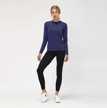 Carregar imagem no visualizador da galeria, Model Front: Uv Line Rash Guard Longsleeve Uvpro Fem Navy Blue Upf50+
