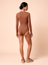 Carregar imagem no visualizador da galeria, Model Back: Uv Line One-Piece Long Sleeve Swimsuit Macae Brown Upf50+
