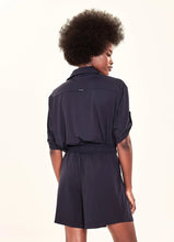 Carregar imagem no visualizador da galeria, Model Back: Uv Line Fitness Bottom Shorts Fem Basic Black Upf50+
