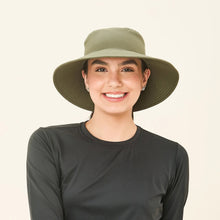 Carregar imagem no visualizador da galeria, Model Front: Uv Line Bucket Hat Hat California Nac Fem Green Militar Upf50+
