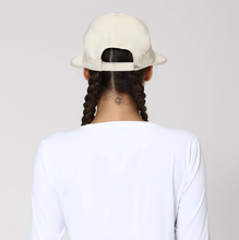 Carregar imagem no visualizador da galeria, Model Back: Uv Line Caps Visor Nice Fem Sand Upf50+
