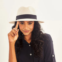 Carregar imagem no visualizador da galeria, Model Front: Uv Line Panama Hat Hat Shanghai Imp Uni White Black Upf50+
