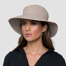 Carregar imagem no visualizador da galeria, Model Front: Uv Line Bucket Hat Hat California Nac Fem Sand Upf50+
