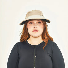 Carregar imagem no visualizador da galeria, Model Front: Uv Line Caps Visor Capri Colors Nac Fem Sand Black Upf50+

