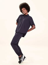Carregar imagem no visualizador da galeria, Model Front: Uv Line Shirtdress Shirt Copa Black Upf50+
