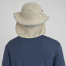 Carregar imagem no visualizador da galeria, Model Back: Uv Line Flap Hat Chapeu Kansas Nac Areia/Cinza
