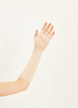 Carregar imagem no visualizador da galeria, Model Back: Uv Line Glove Long Gloves Uni Beige Upf50+

