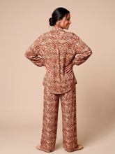 Carregar imagem no visualizador da galeria, Model Back: Uv Line Shirtdress Shirt Vitoria Tie Dye Pitanga Upf50+
