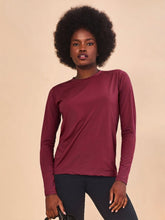 Carregar imagem no visualizador da galeria, Model Front: Uv Line Rash Guard Longsleeve Uvpro Vermelho Quimado Upf50+
