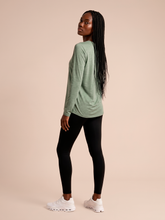 Carregar imagem no visualizador da galeria, Model Back: Uv Line Rash Guard Longsleeve Fem New Fit Mix Grey Upf50+
