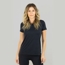 Carregar imagem no visualizador da galeria, Model Front: Uv Line Fitness Top Sport Fit Fem Preto Upf50+
