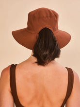 Carregar imagem no visualizador da galeria, Model Back: Uv Line Bucket Hat Hat California Fem Cognac Upf50+
