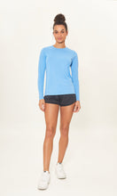Carregar imagem no visualizador da galeria, Model Front: Uv Line Rash Guard Camiseta Uv X Pro Ml Azul Claro Upf50+
