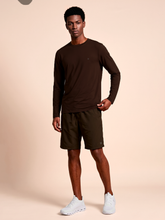 Carregar imagem no visualizador da galeria, Model Front: Uv Line Rash Guard Longsleeve New Fit Textura Masc Brown Upf50+
